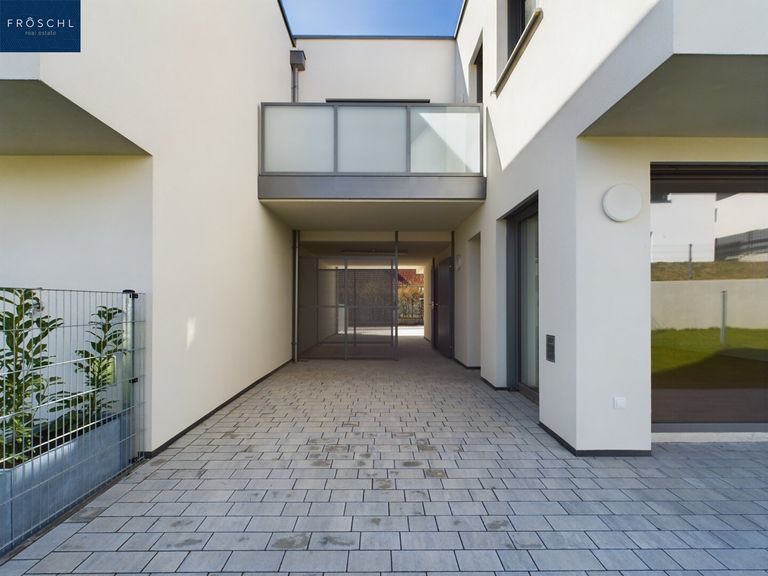 Anischt vom Garten auf die Terrasse