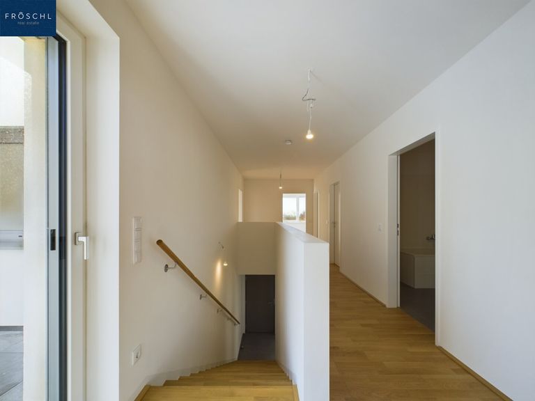 Stiegenaufgang u. Flur OG