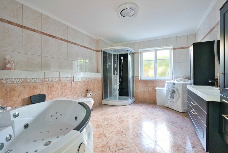 Badezimmer Wohnung EG