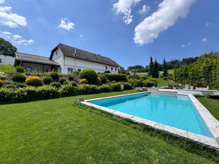 Pool und Altgebäude