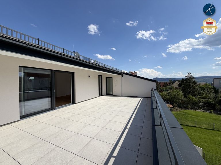 Großzügige Terrasse mit Grünblick