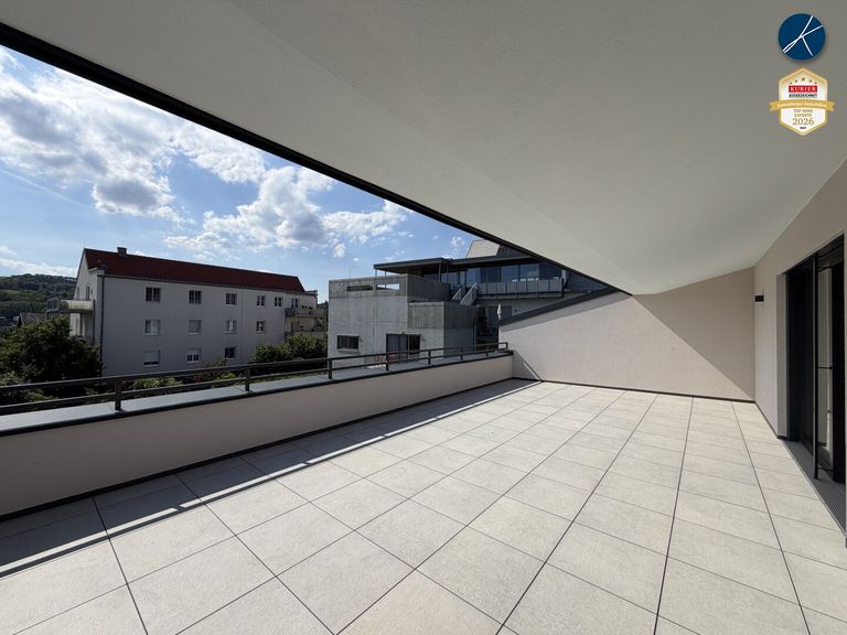 Großzügige Terrasse mit Grünblick