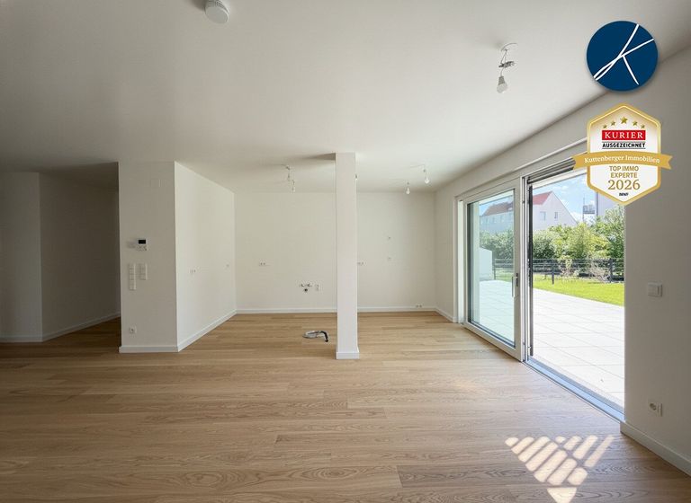 Wohnzimmer mit Ausgang zu Terrasse und Garten