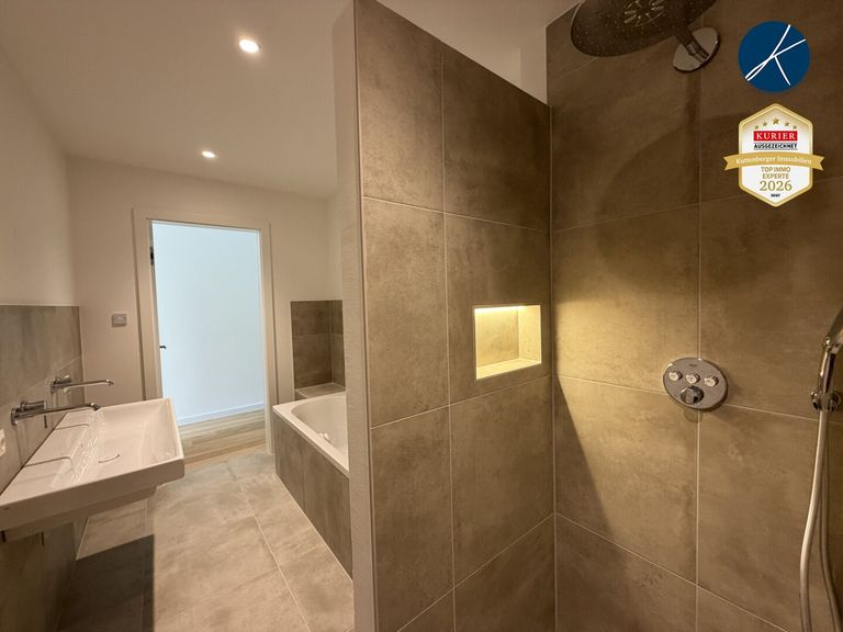 Bad mit Wanne und Dusche