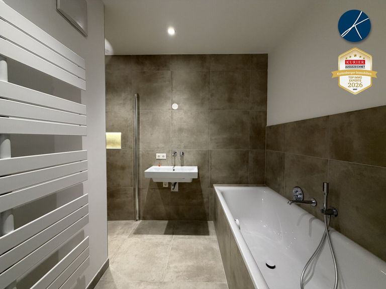 Bad mit Wanne und Dusche