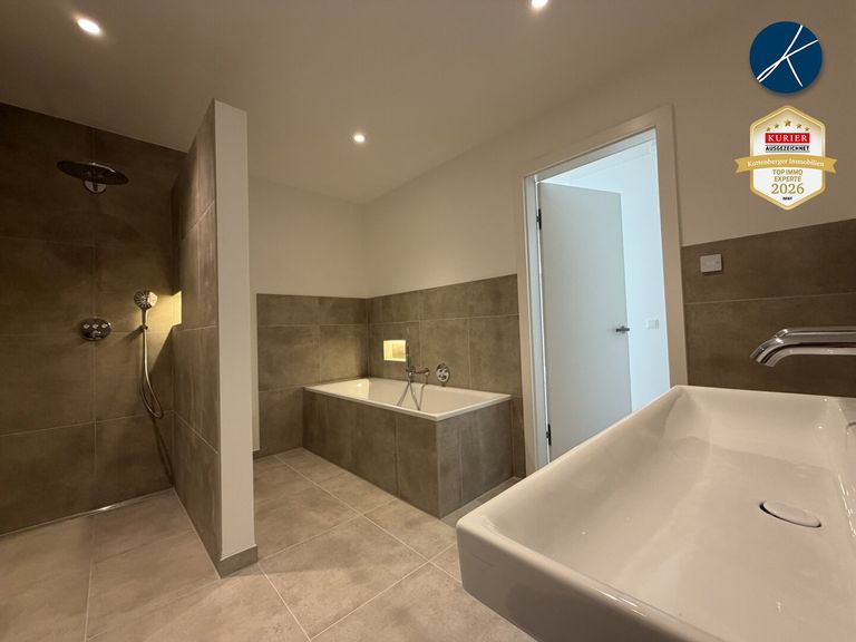 Bad mit Wanne und Dusche