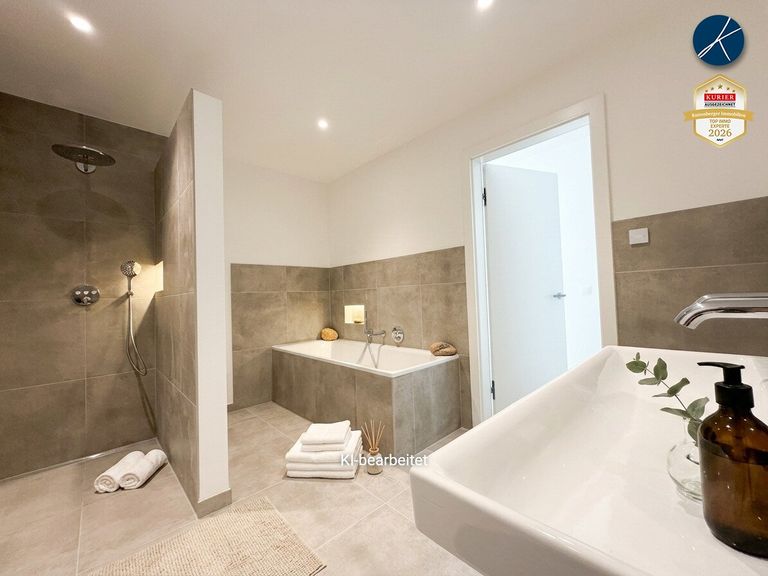 Bad mit Badewanne und Dusche