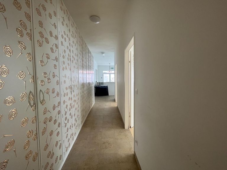 Flur mit Stauraumschränken