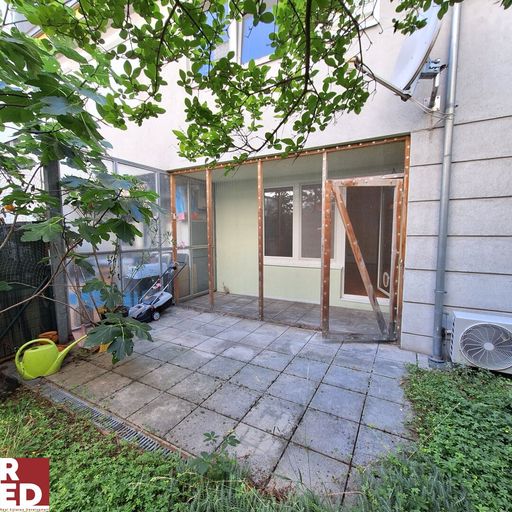 Blick auf Loggia mit Katzengitter