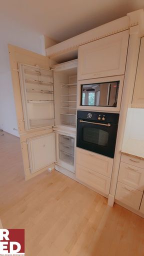 Backofen und Mikrowelle darüber