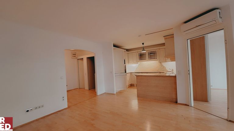 Blick Richtung Vorraum und Küche