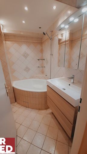 Bad mit Eckwanne und Laufsprecher