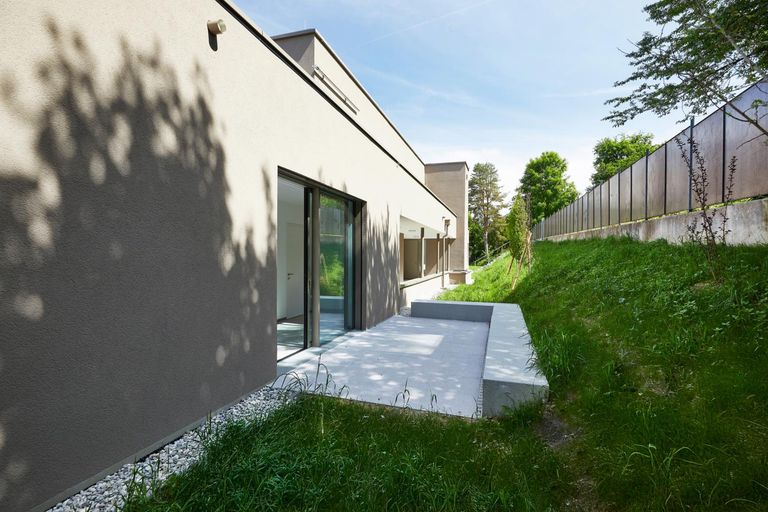 Teil des Gartens mit rückseitiger Terrasse