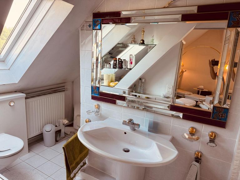 OG Bad mit Wanne und WC