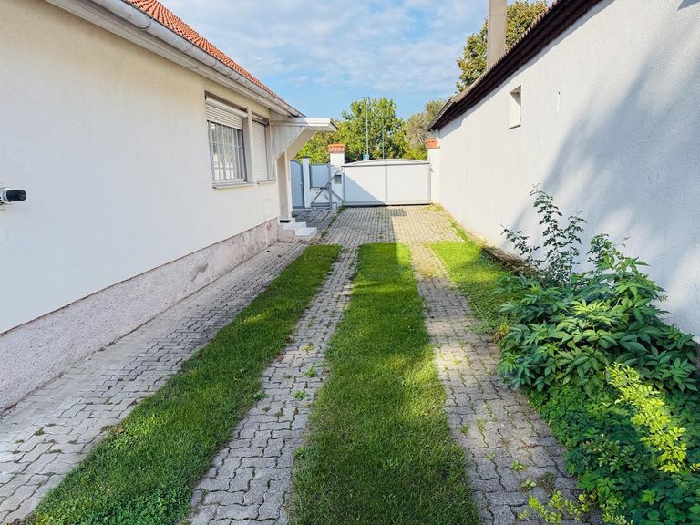 Einfahrt Zufahrt zum Nebengebäude