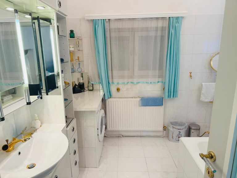 EG Bad mit Wanne & WC