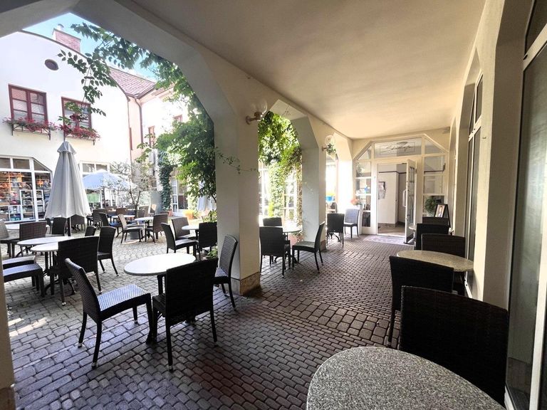 17 Tische_überdacht1