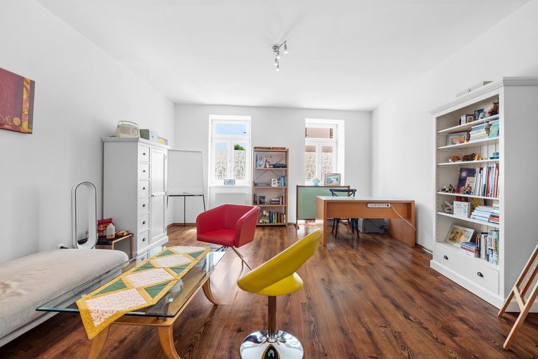 12 Behandlungszimmer