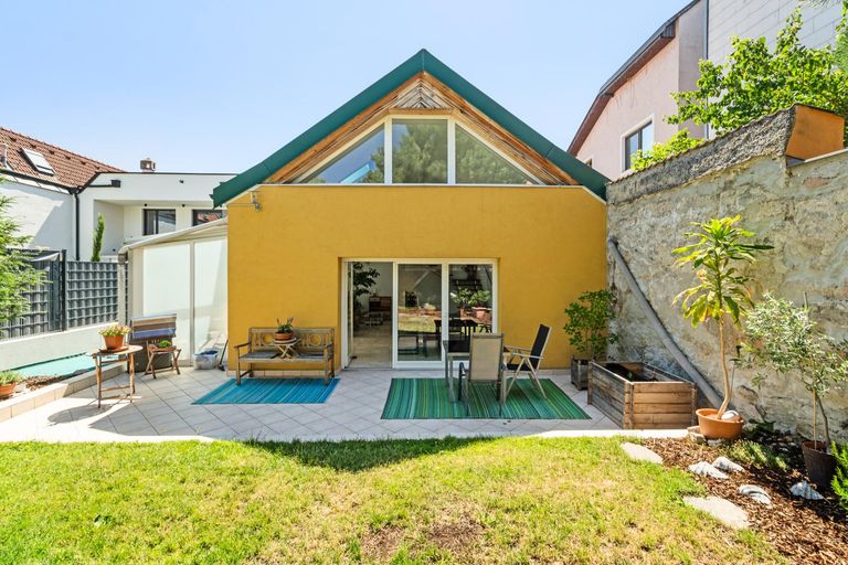 11 Blick vom Garten zum Haus