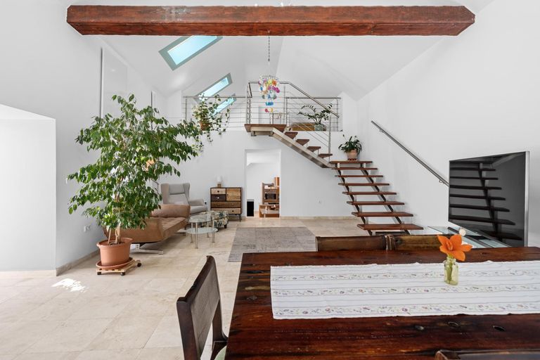 4 Wohnzimmer Stiegen zum OG