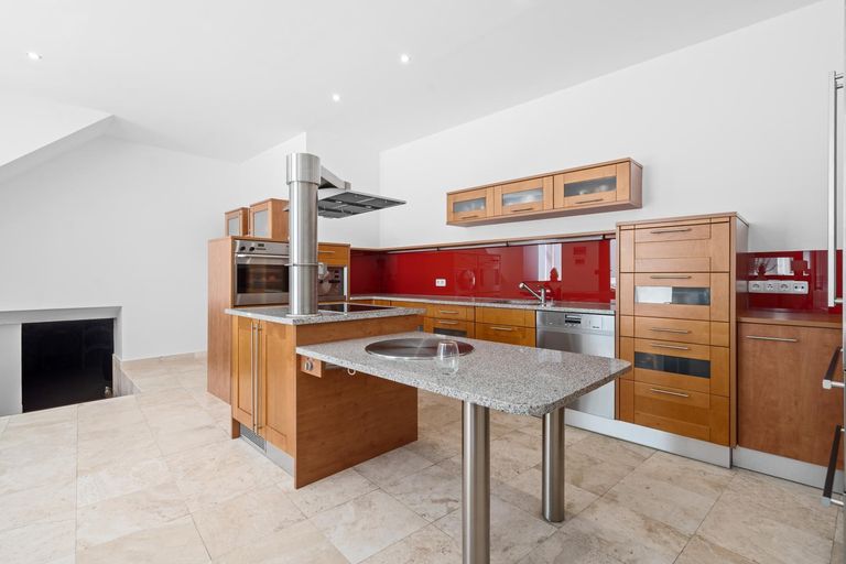 Küche mit Abgang in den Weinkeller