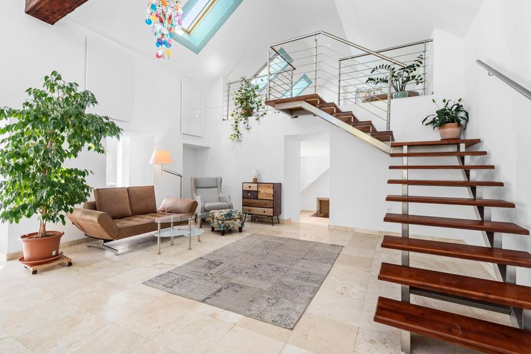 3 Sofa Wohnzimmer Stufen zum OG