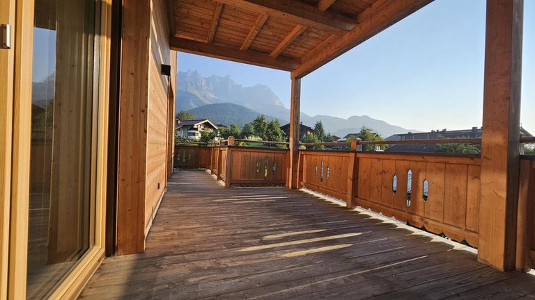 Großzügiger Balkon mit Kaiserblick