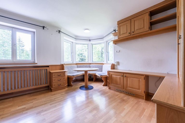 Wohnzimmer mit Kachelofen