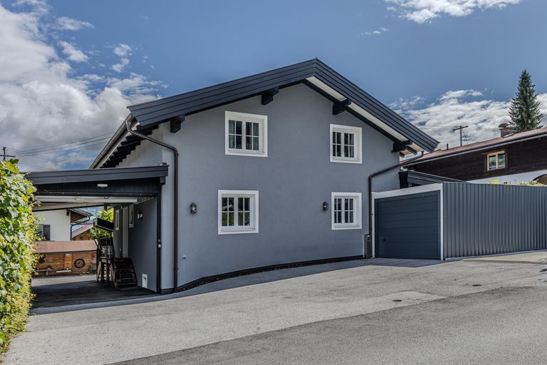 Hausansicht/Parkplatz