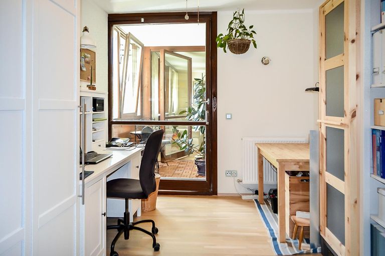 Zimmer oder Büro mit Zugang Loggia