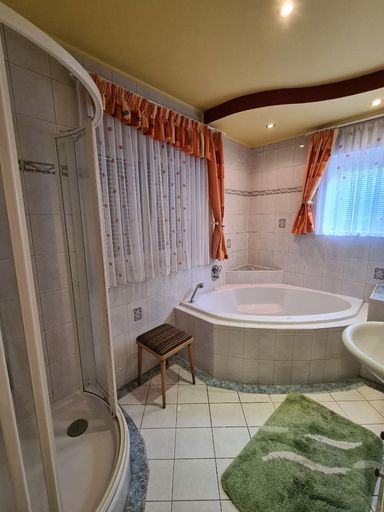 Badezimmer mit Badewanne