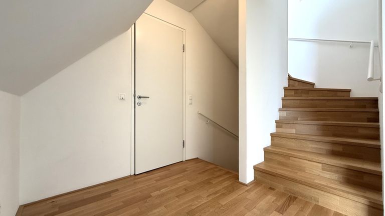 Vorraum und Stiege 1