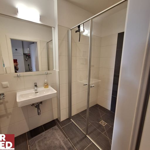 Bad mit Dusche und WC