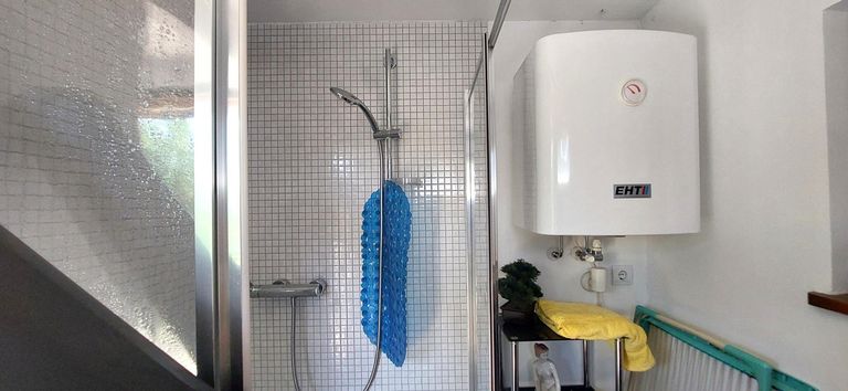 Dusche mit Boiler