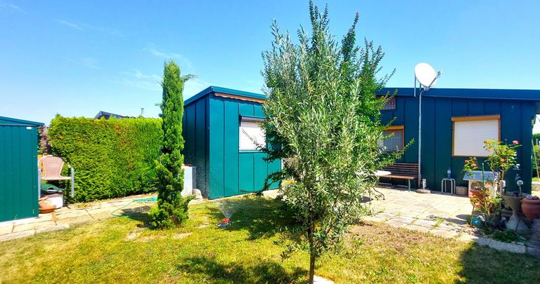 Blick vom Garten auf Mobilheim