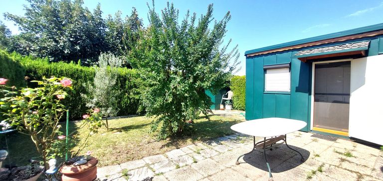 Garten mit Nebengebäude