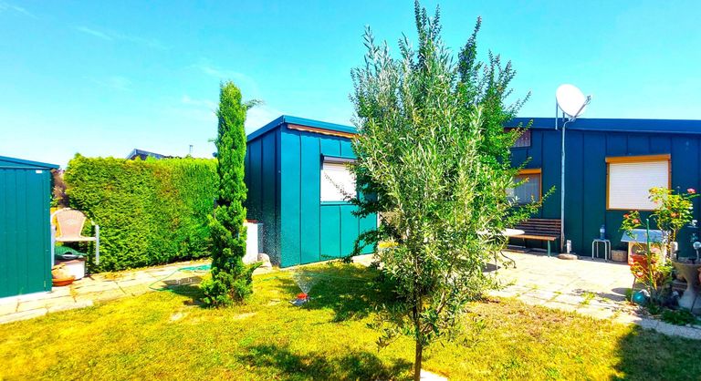 Blick vom Garten auf Mobilheim