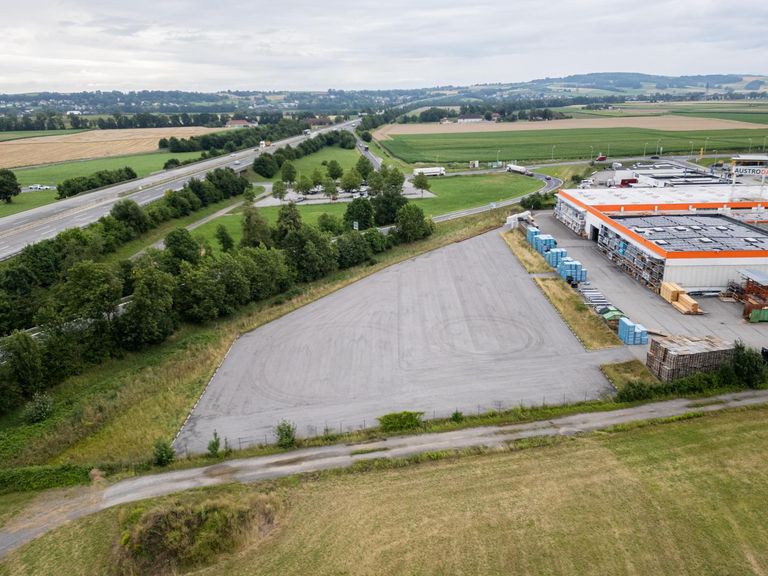 A1 abfahrt direkt angrenzend
