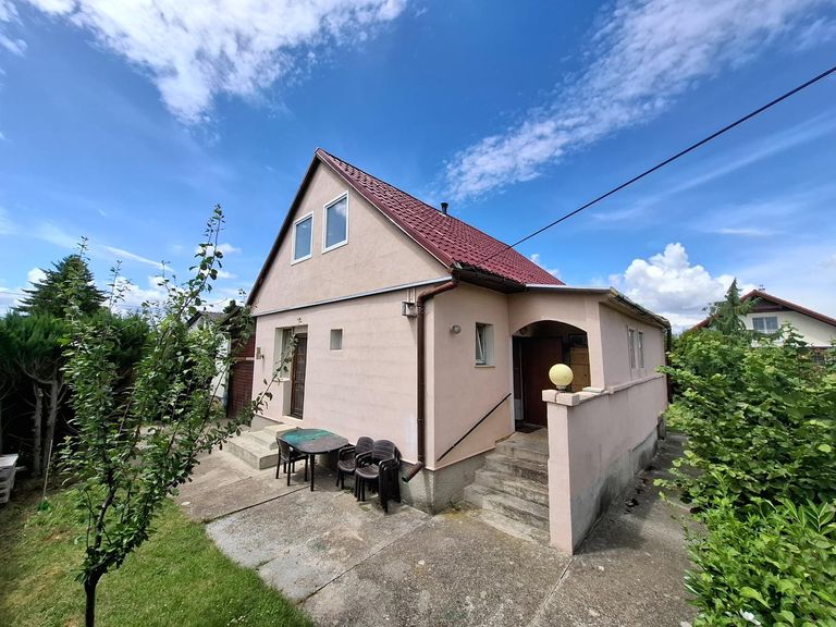 Vorderansicht vom Vorgarten