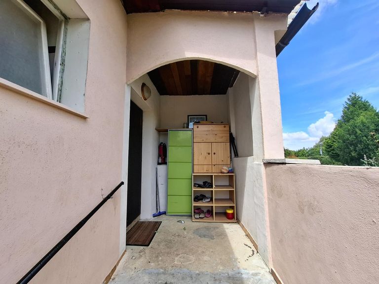 überdachter Eingangsbereich