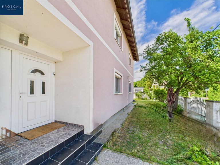 Hauseingang mit Blick in den den Garten