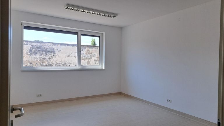 Raum rechts Verbindungstür zum Raum links