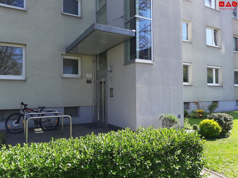 Hauseingang mit Fahrradabstellplatz