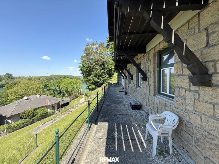 Entlang des Hauses