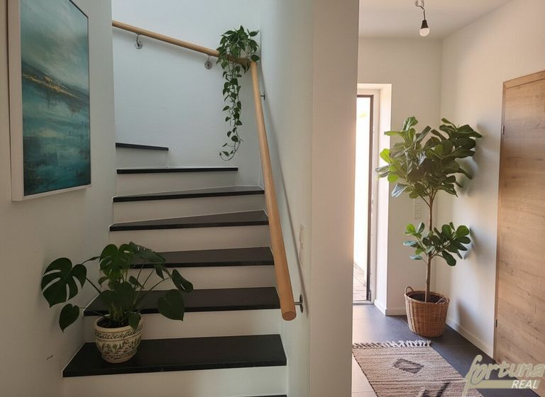 Vorraum und Stiegenaufgang (Bsp. Einrichtung)