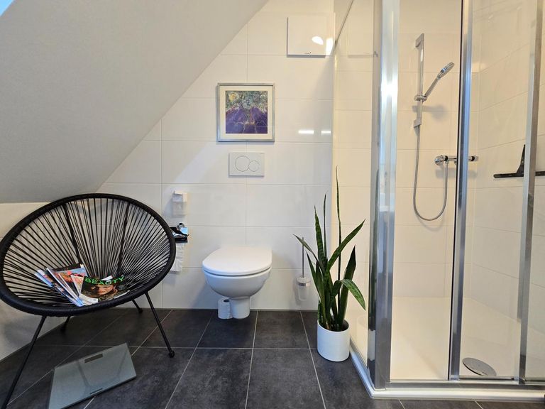 Badezimmer mit Dusche