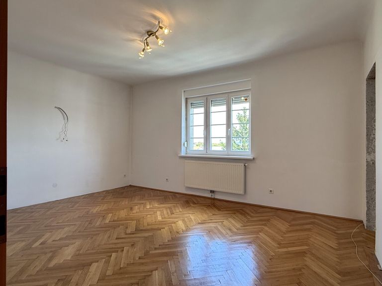 Wohnzimmer mit viel Licht