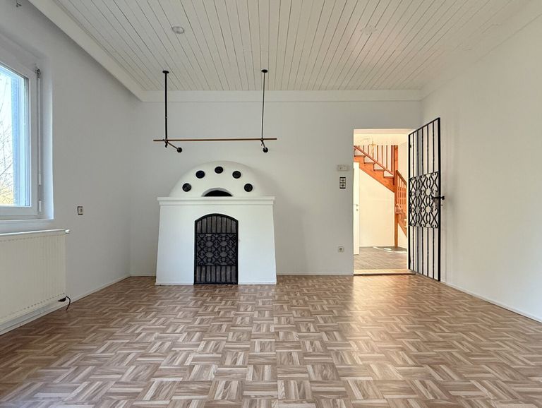 Heller Wohnraum mit Kachelofen