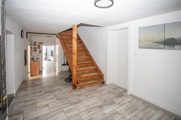 Diele OG Steiner Landstr. 50