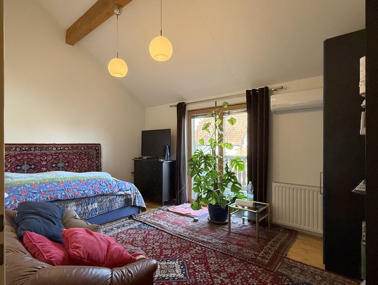 Zimmer 2 mit Zugang zum Balkon - Obergeschoss